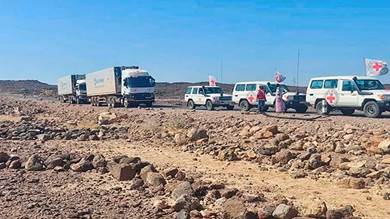 قافلة شاحنات من اللجنة الدولية للصليب الأحمر تنقل إمدادات طبية على الطريق المؤدي إلى ميكيلي في منطقة تيجراي بإثيوبيا